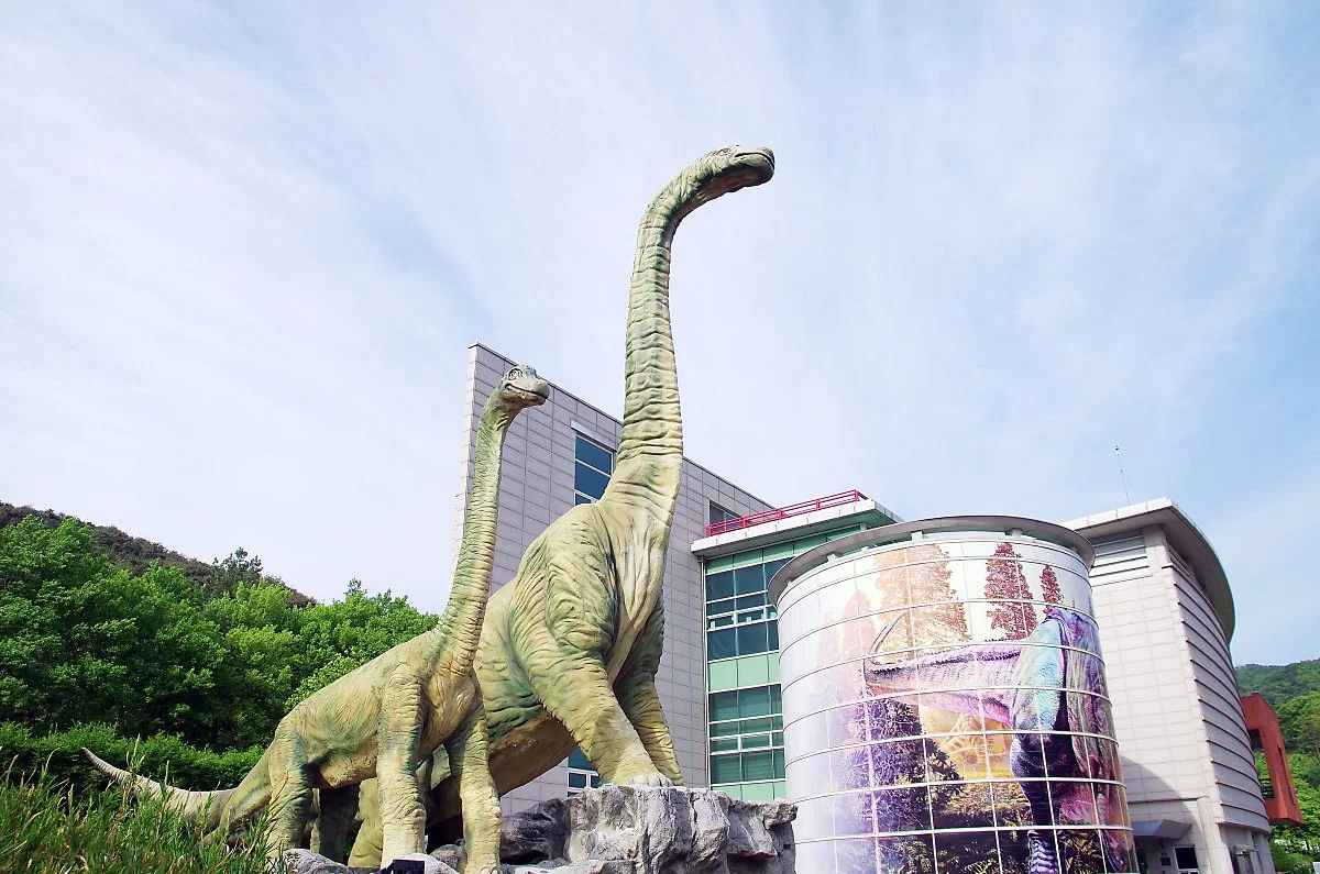 %EC%B2%AD%EC%A3%BC%EB%9E%9C%EB%93%9C_%EA%B3%B5%EB%A3%A1%EC%A0%84%EC%8B%9C%EA%B4%80_%EA%B1%B4%EB%AC%BC_%EC%95%9E_%EA%B3%B5%EB%A3%A1%EC%A1%B0%ED%98%95%EB%AC%BC.JPG?type=w1200