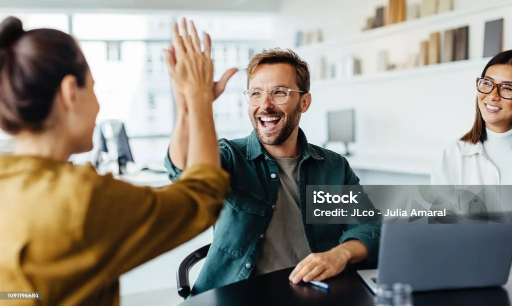 %EC%82%AC%EB%AC%B4%EC%8B%A4%EC%97%90%EC%84%9C-%EC%84%B1%EA%B3%B5%EC%9D%84-%EC%B6%95%ED%95%98%ED%95%98%EB%8A%94-%EC%82%AC%EC%97%85%EA%B0%80.jpg?s=1024x1024&w=is&k=20&c=Ot7wdRCJXg-wMxE7d09v-quOEerAuvYa3BnSUuS2HGA=