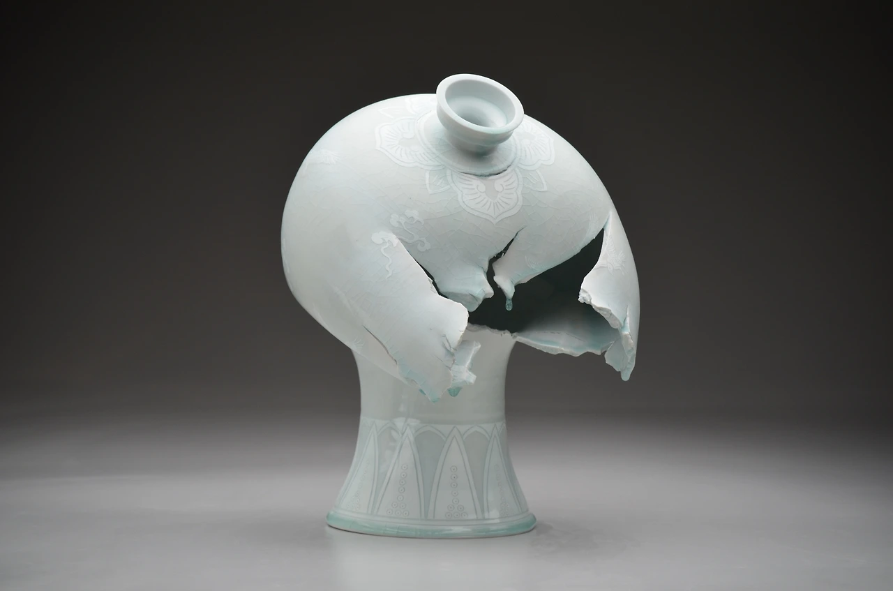 스티븐 영 리, 독수리구름문양매병, 2024, 백자토, 화이트 슬립, 유약, 33×33×45cm.JPG