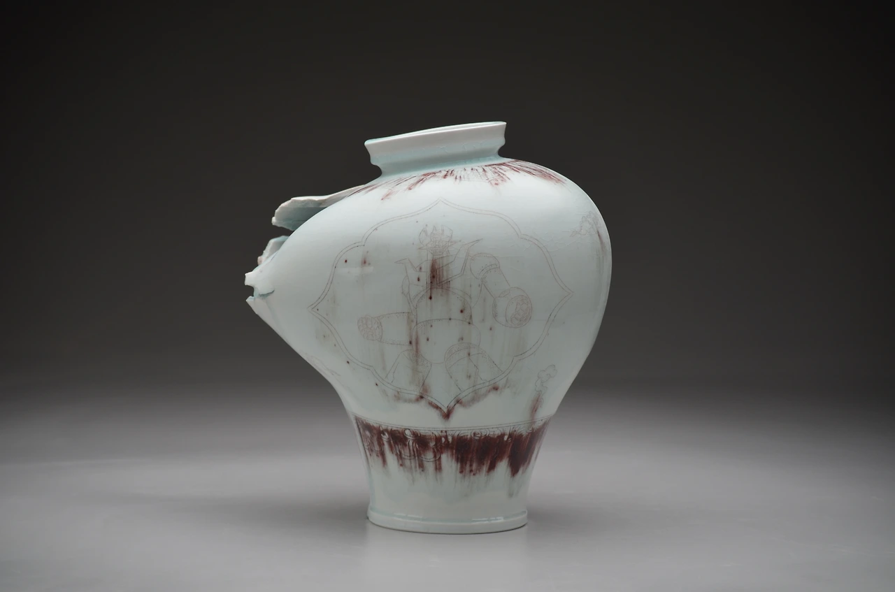 스티븐 영 리, 마징가Z와 아프로다이A문양병, 2024, 백자토, 산화구리, 유약, 30×35×40cm.JPG