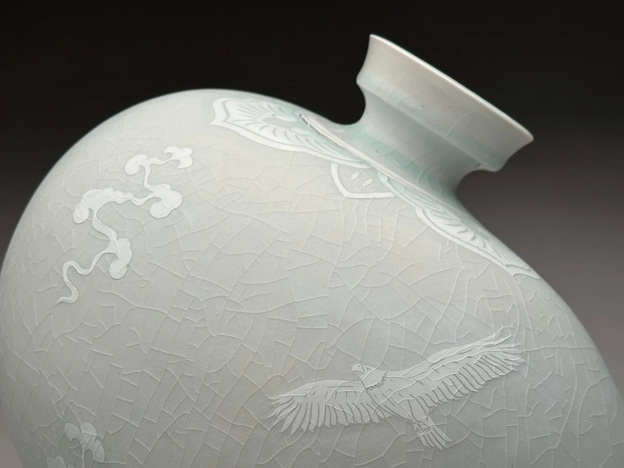 스티븐 영 리, 독수리구름문양매병, 2024, 백자토, 화이트 슬립, 유약, 33×33×45cm_.jpeg