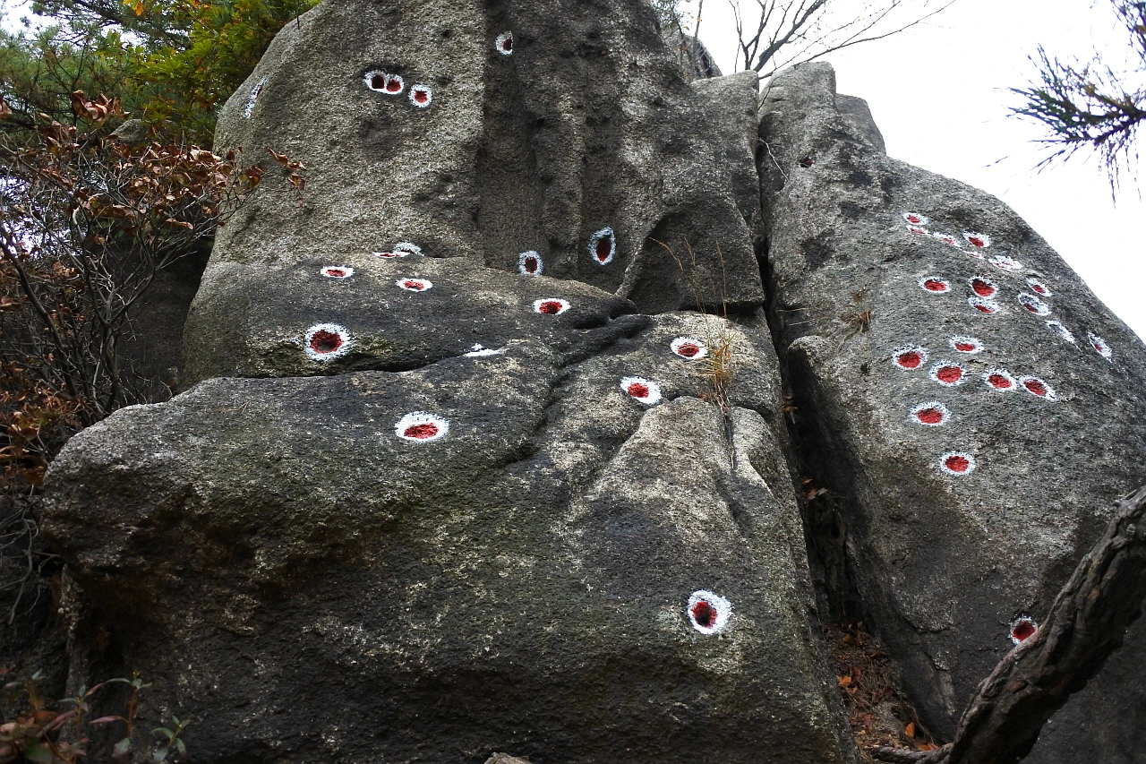 호경암_총탄자국을 표시했다.JPG