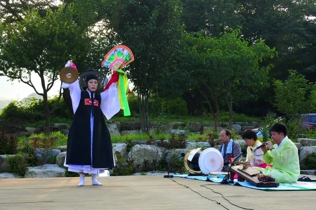 asia_mono_1.JPG?type=w2