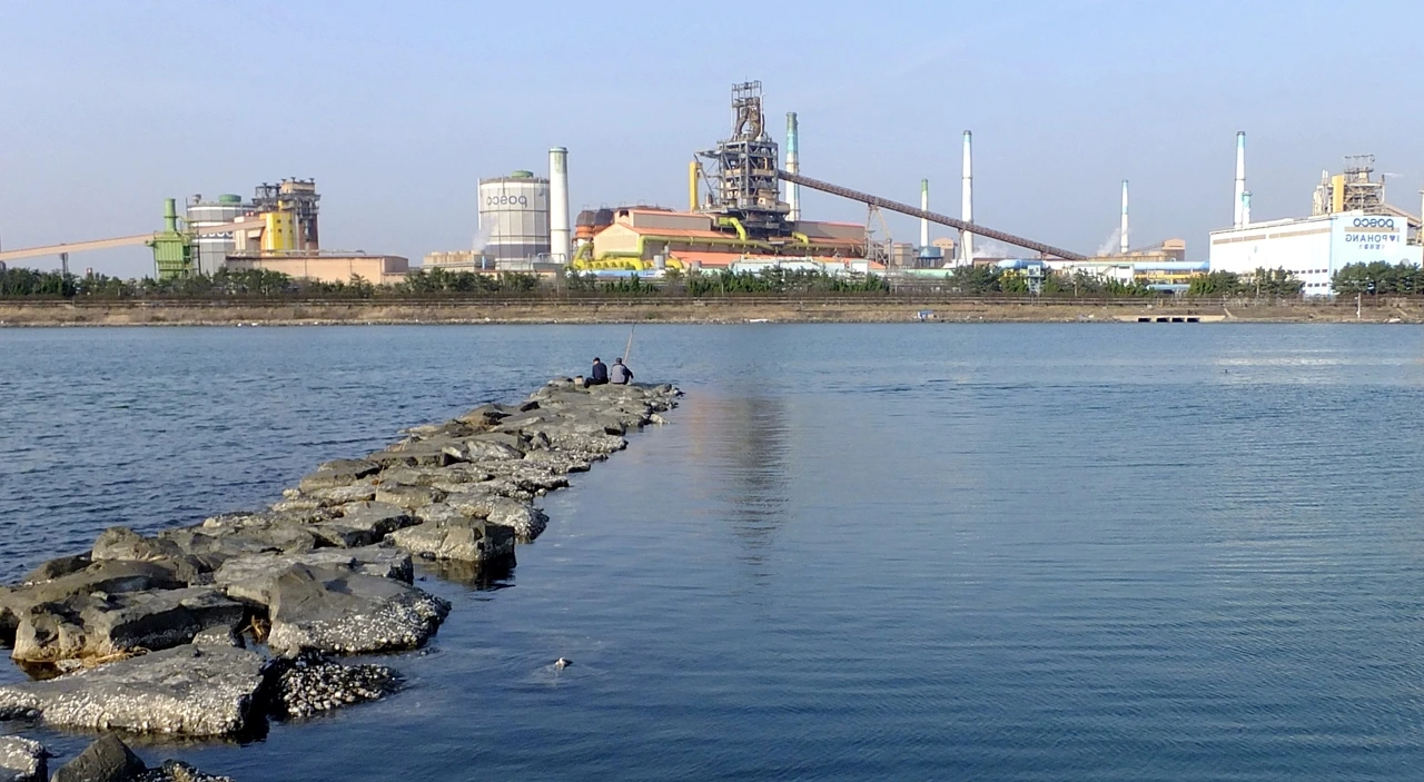 포항 운하관-포항 운하관에서 보이는 형산강과 제철소.JPG