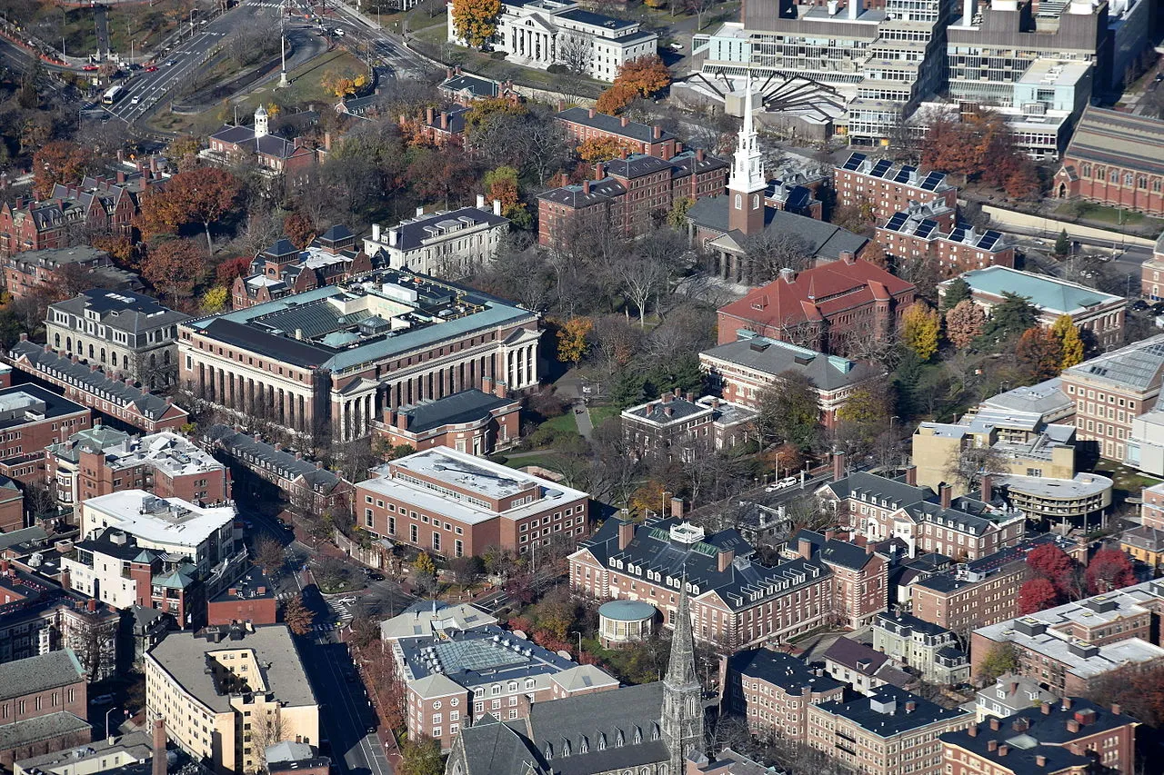 1280px-Harvard_Yard_aerial.JPG