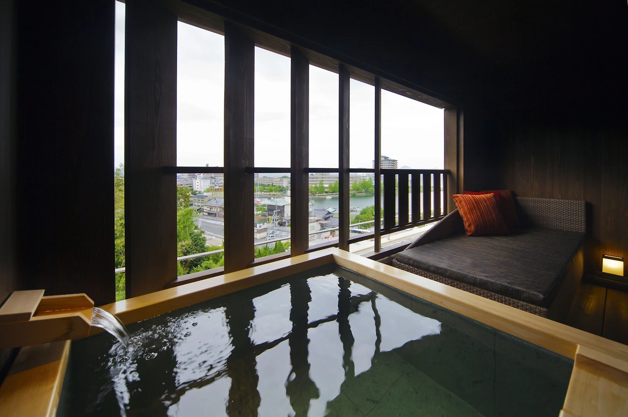 e9864baa.jpg?impolicyresizecroprw1200rafit