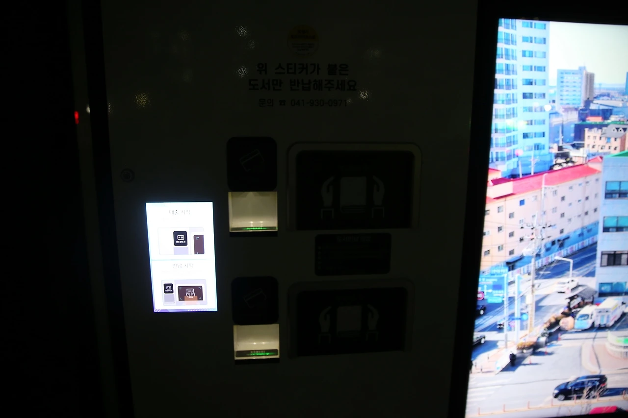 03. 책을 빌리는 것도 드라이브스루.JPG