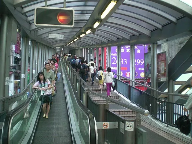 640px-HK_Central_Cochrane_Street_Central-Mid-Levels_escalators_Upsidedown.JPG