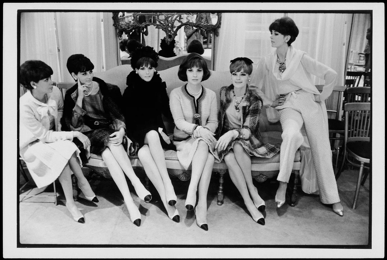 05_Gina_Lollobrigida_surrounded_with_CHANEL_House_models_wearing_suits_and_two-tone_shoes_1964_copyright_Philippe%2520Garnier_Elle-Scoop_HD.jpeg