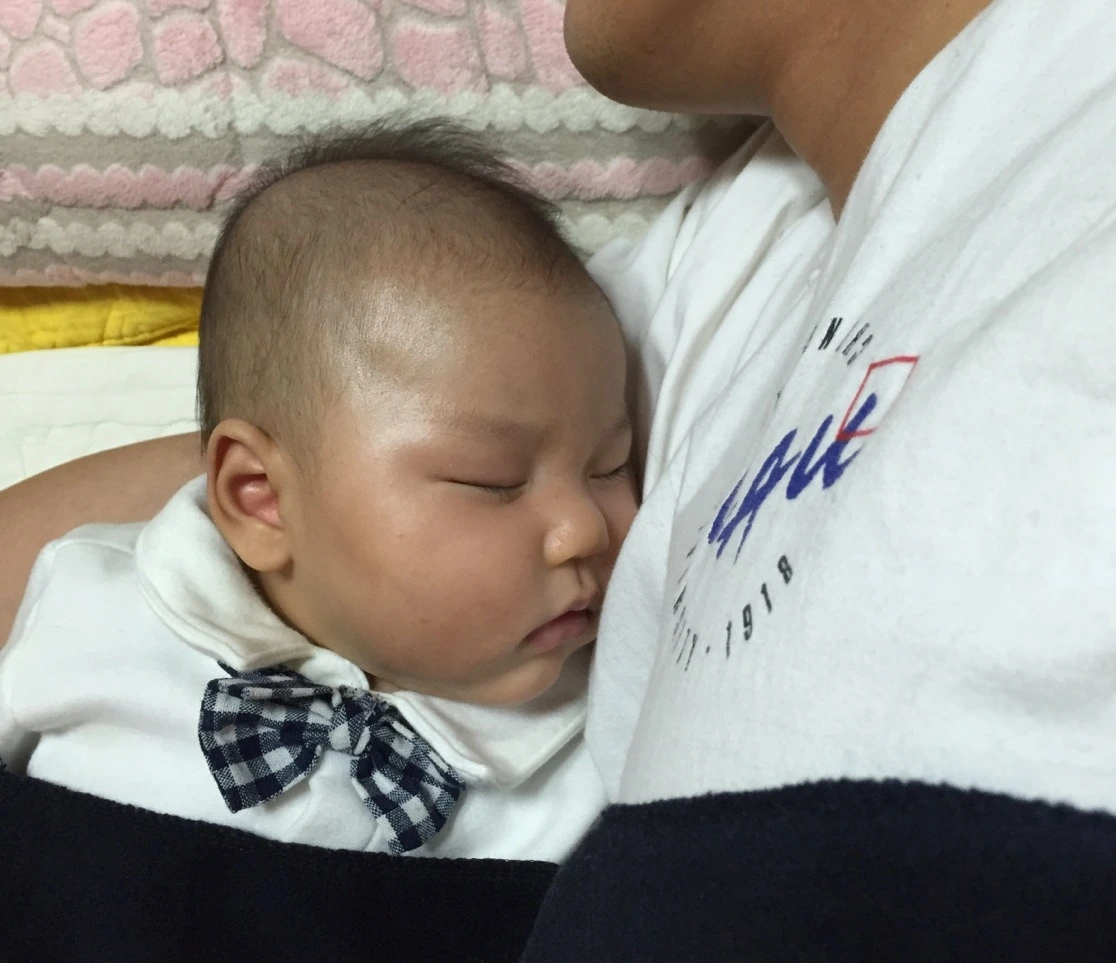 외삼촌 품에서 자는 선우.JPG