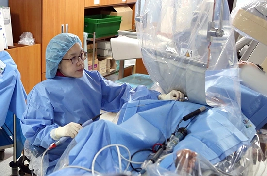 진은선 교수 시술 장면.JPG