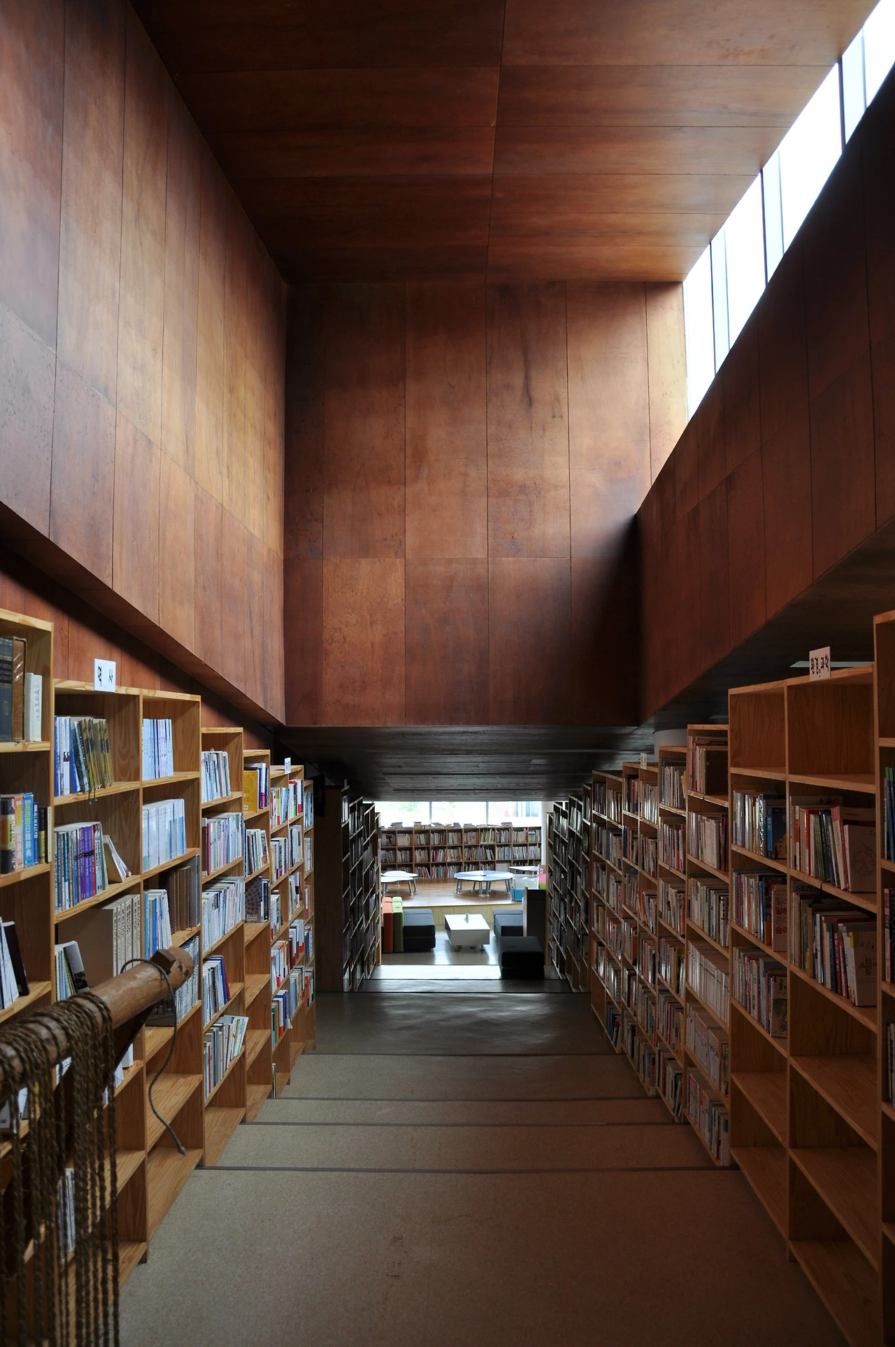 DMZ평화생명동산의 교육시설 내부 도서실.JPG