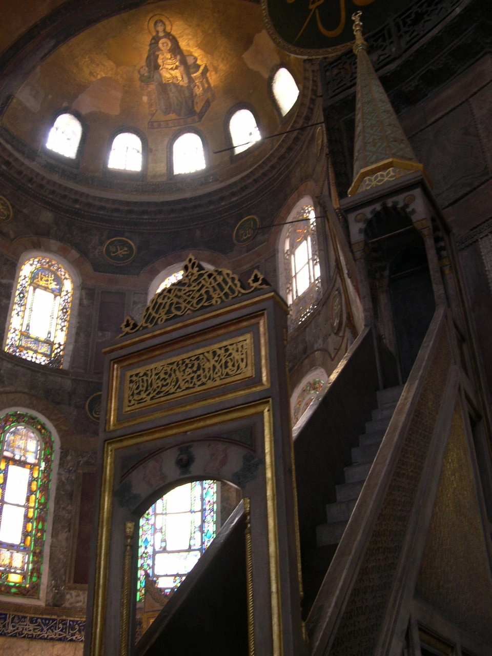 이슬람의 장식과 성모마리아의 황금 모자이크가 병존하고 있다.JPG