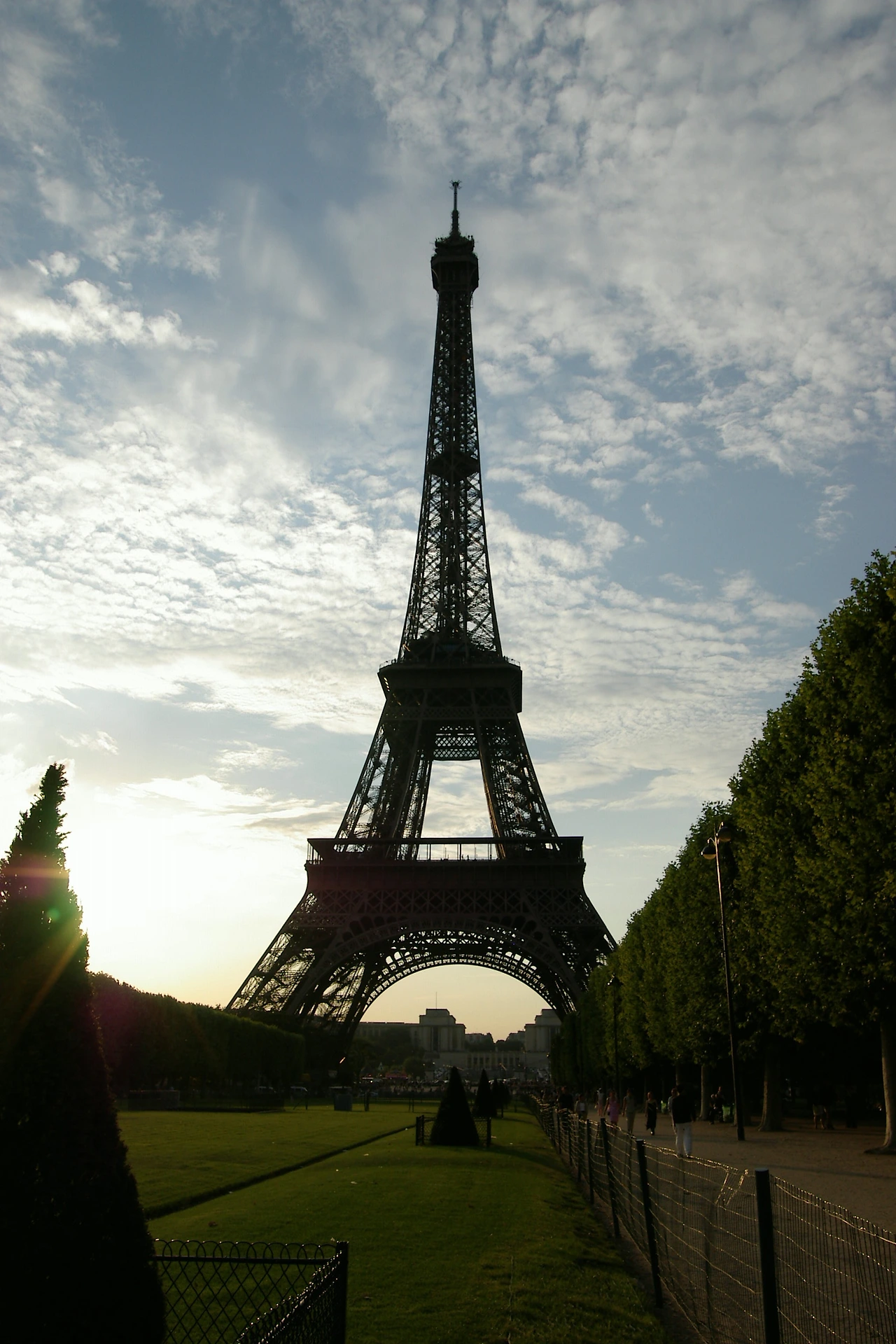 에펠탑은 윤곽선 하나로 기억되는 전세계의 아이콘이다.JPG