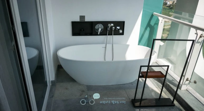 _1040138_Edit-_Wide1080mark%EB%B0%94%EB%9E%8C.jpg?type=w773