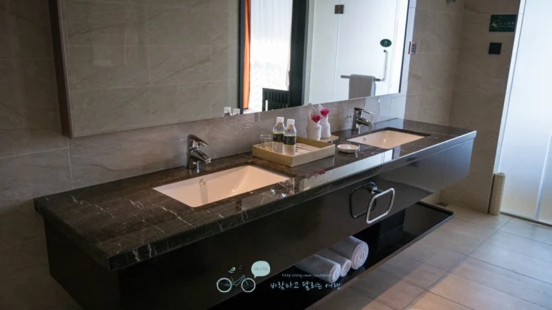 _1040108_Edit-_Wide1080mark%EB%B0%94%EB%9E%8C.jpg?type=w773