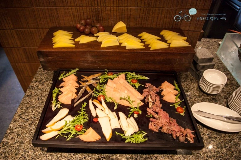 IMG_1605_Wide1080mark%EB%B0%94%EB%9E%8C.jpg?type=w773