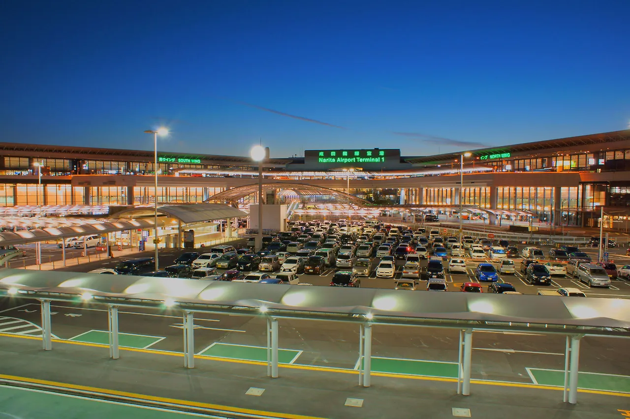 The_night_view_of_Tokyo_Narita_Airport_Terminal_1.JPG