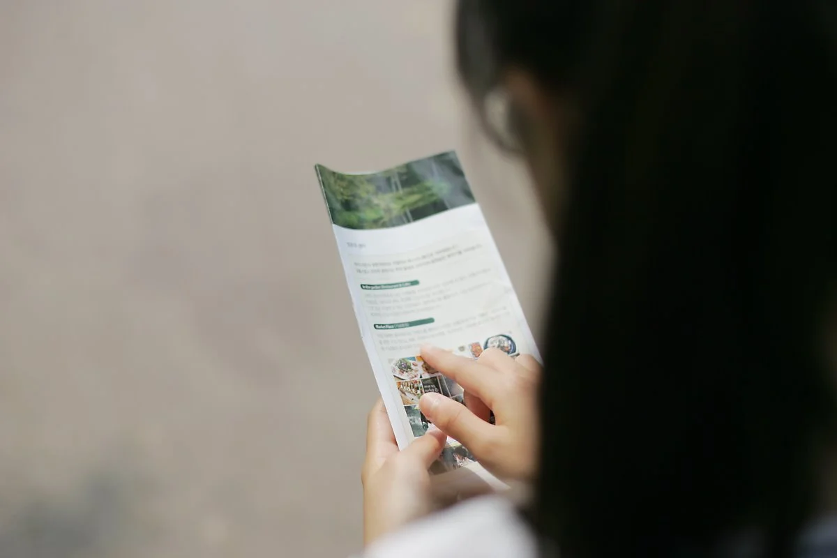 hand-photography-explore-close-up-photograph-brochure-browse-interaction-guidance-633883.jpg?type=w1200