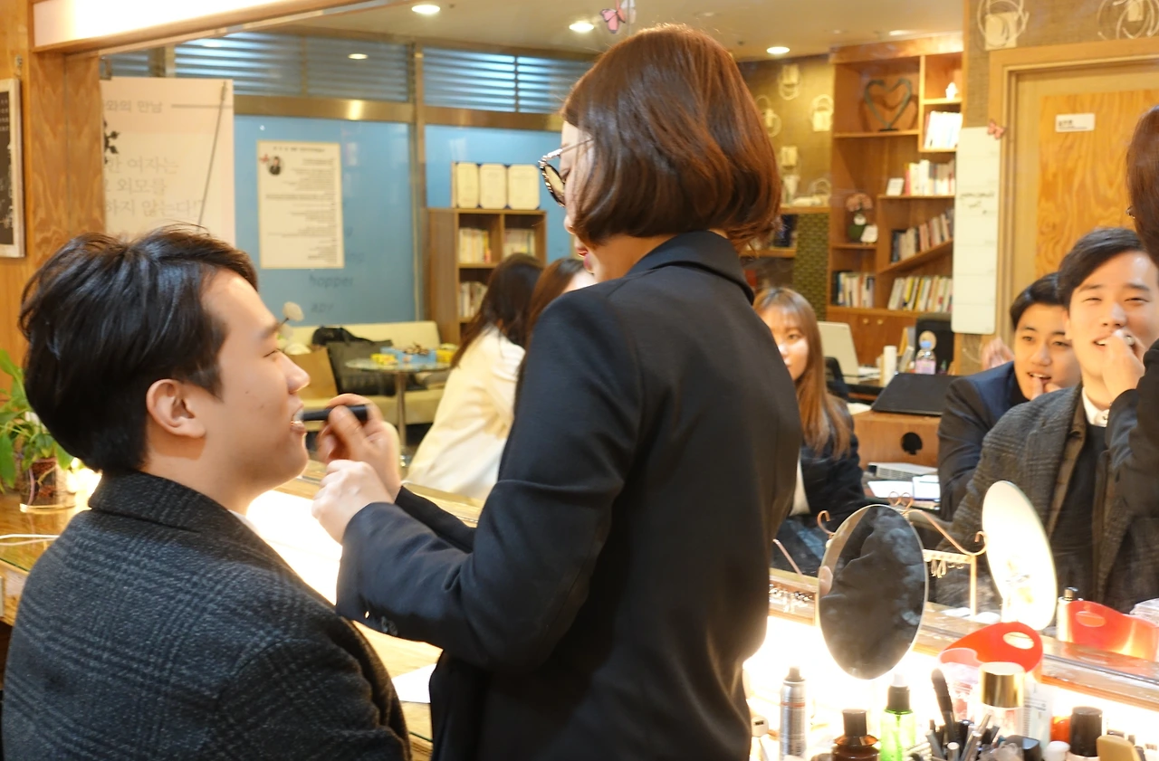 20. 립밤 바르는 중.JPG