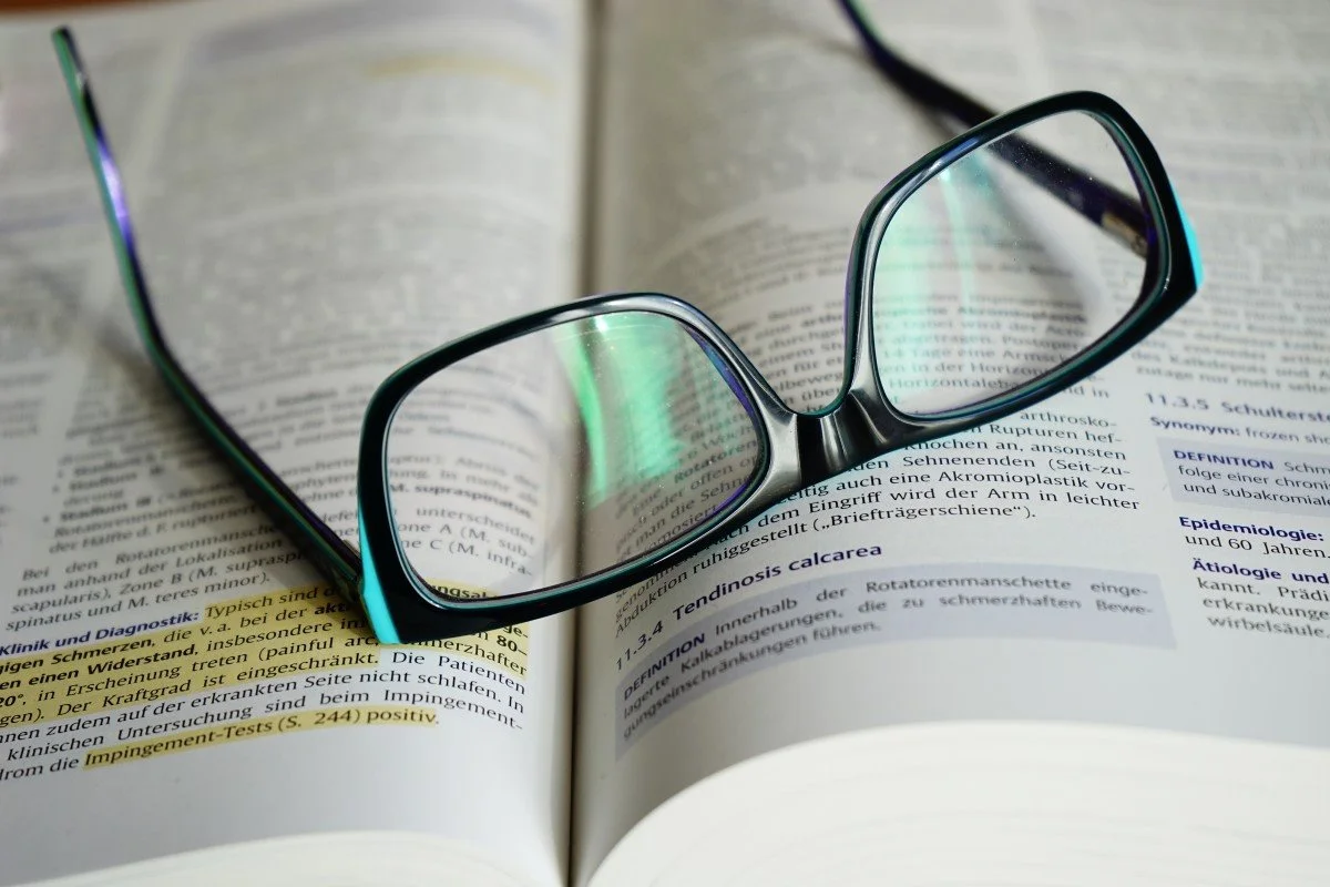 glasses_read_learn_book_text_highlighter_pen_intellectual-1108880.jpg?type=w1200