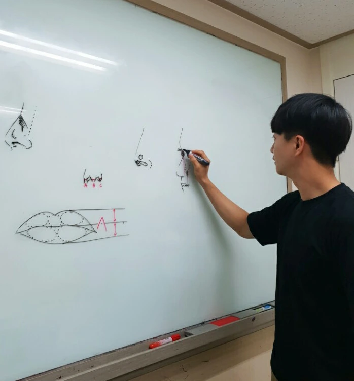 %EC%A1%B0%EC%86%8C_%EA%B9%80%EB%82%A8%ED%9B%88_%EA%B3%A0%EC%88%98.png?type=w1200