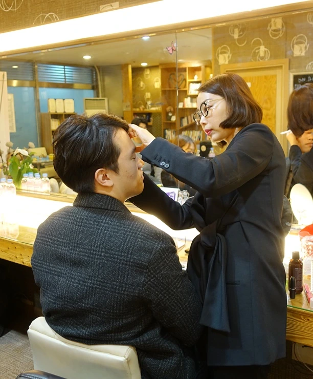 19. 눈썹 정리중.JPG