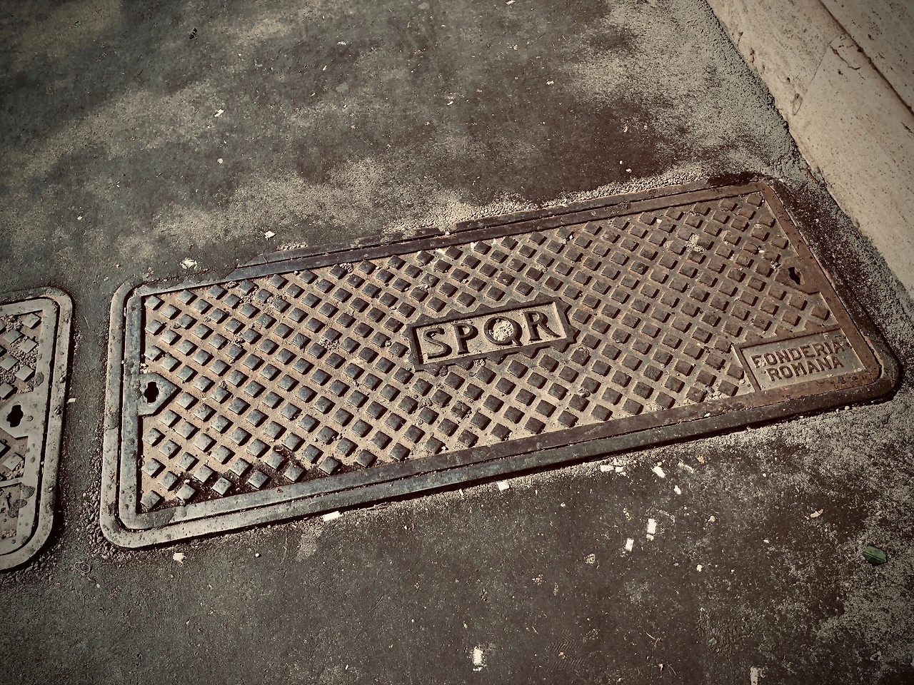 로마_맨홀.JPG