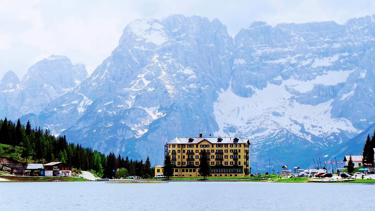 %EB%AF%B8%EC%A3%BC%EB%A6%AC%EB%82%98_%ED%98%B8%EC%88%98_misurina.jpg?type=w1600