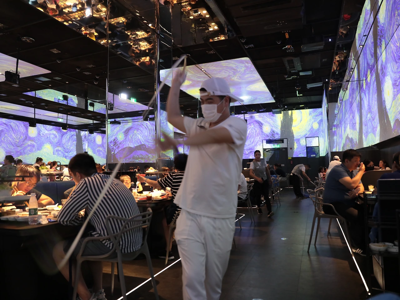 만나통신사-칼럼-스몰커뮤니티여행-차이나비즈니스학습여행-하이디라오 면 쇼.JPG