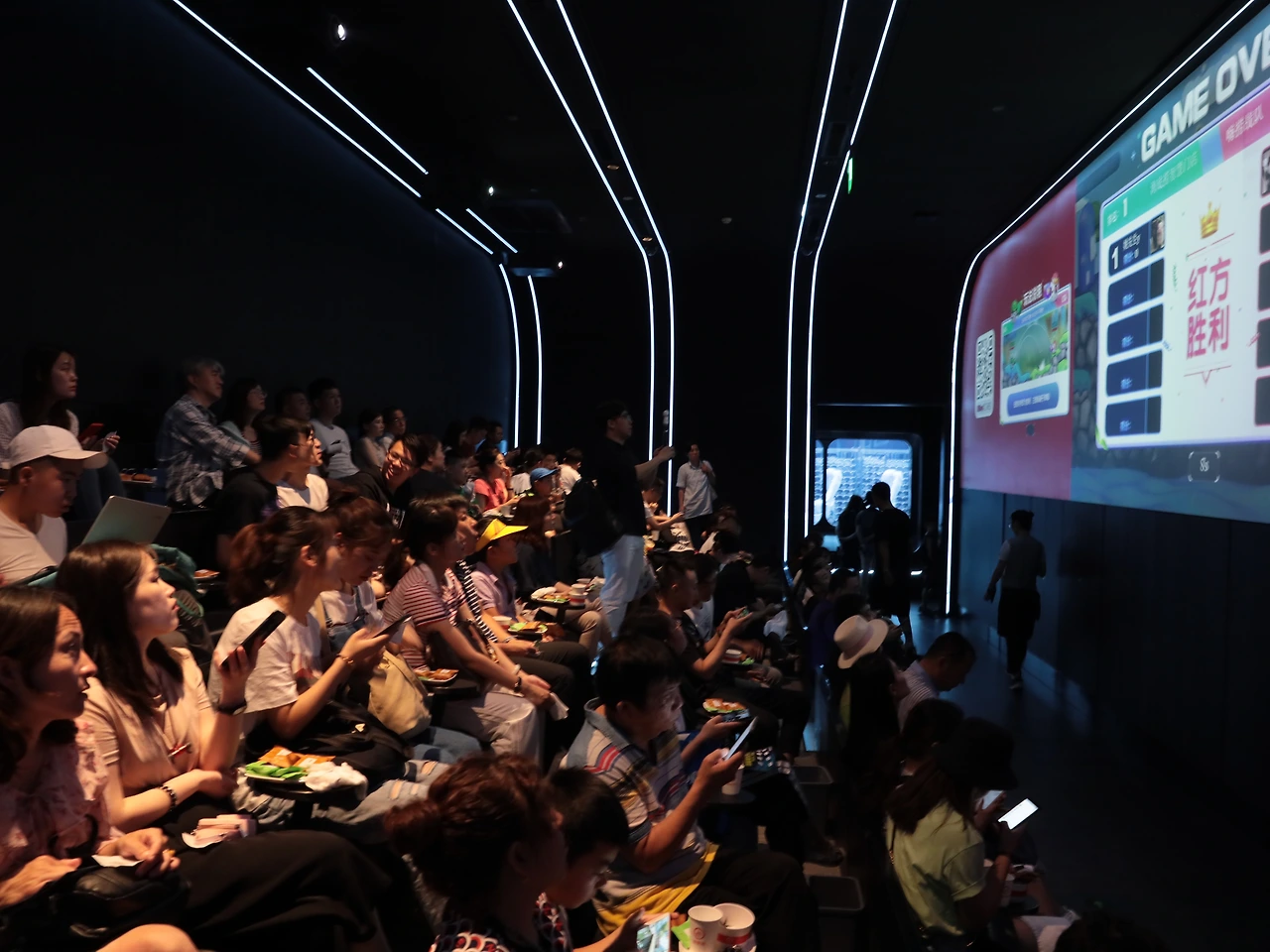 만나통신사-칼럼-스몰커뮤니티여행-차이나비즈니스학습여행-하이디라오 대기공간.JPG