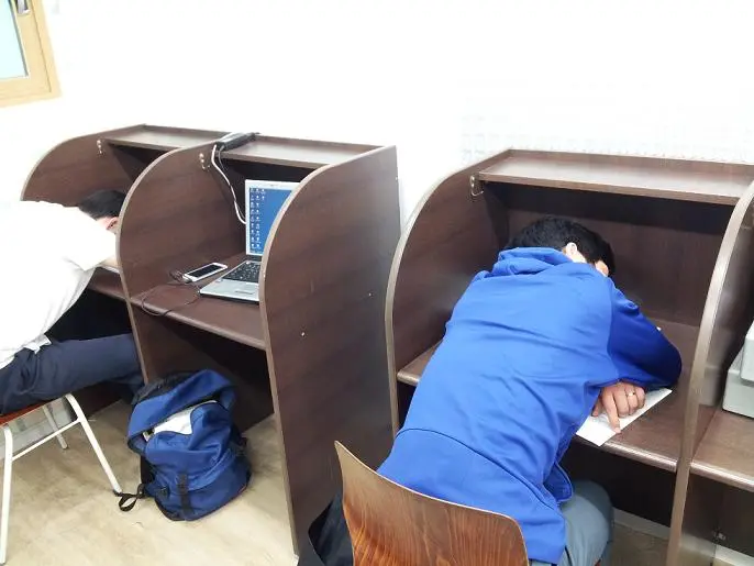 자습시간에 자는 아이들.jpg