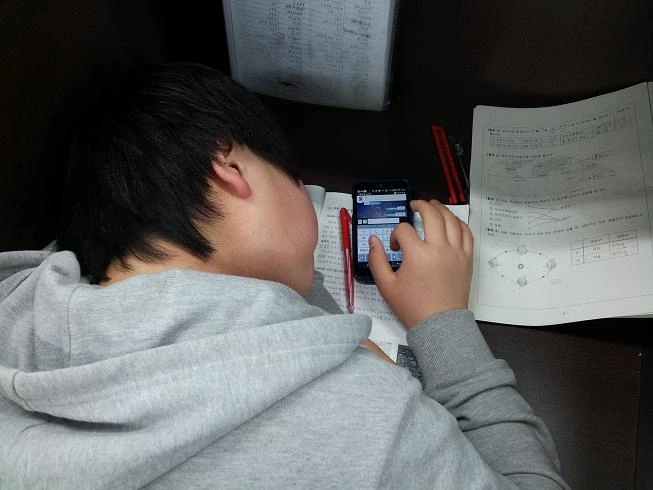 엎드려서 공부.jpg