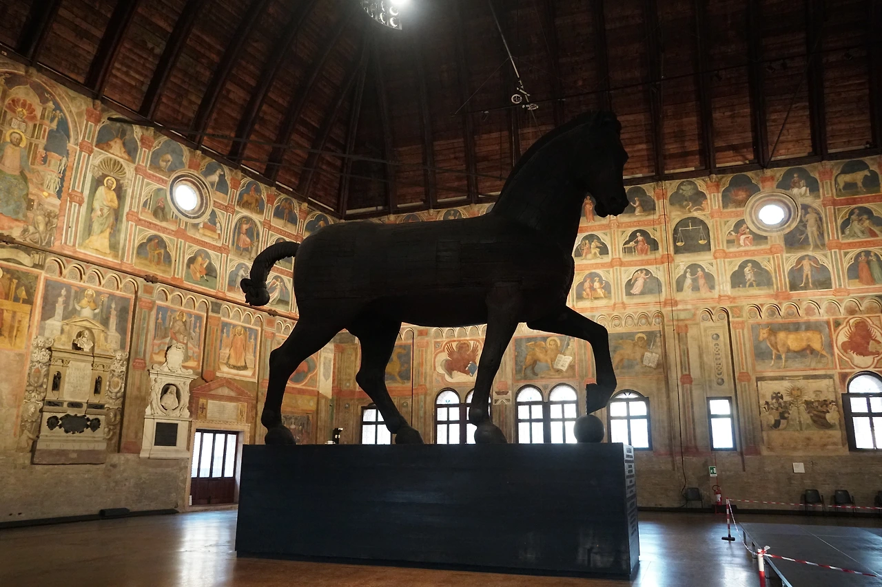 파도바 이성의 궁전_기마상과 중세 별자리 프레스코.JPG