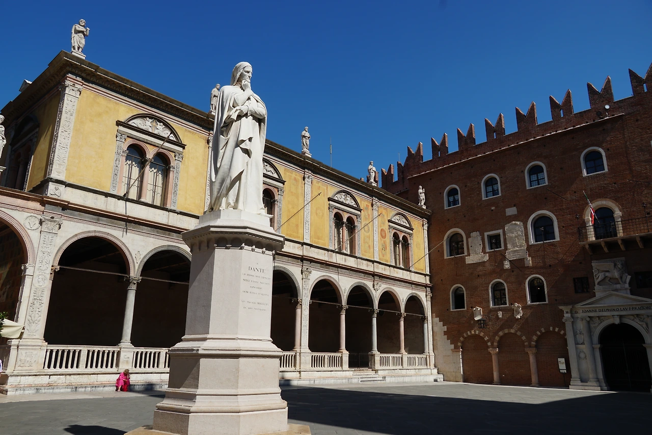 광장의 조각상.JPG