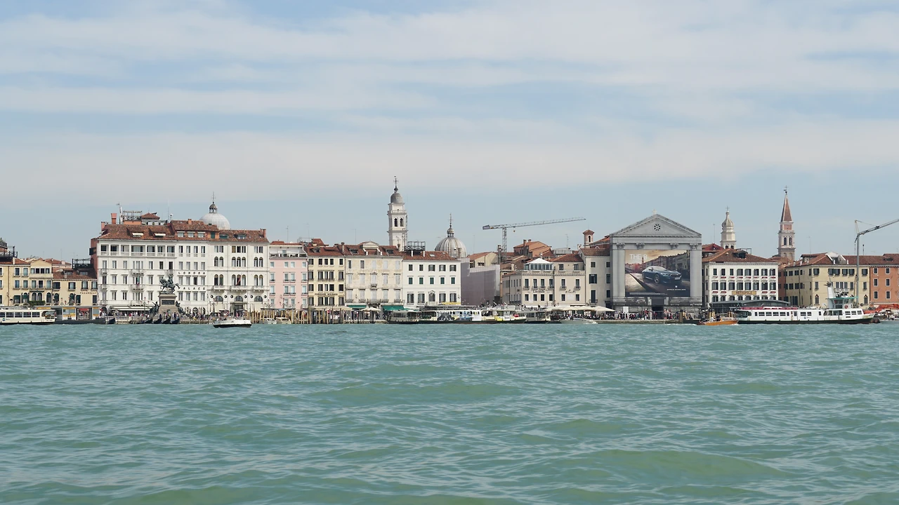 산 조르조 마조레에서 본 피에타 성당 (자동차 광고가 걸려 있다) (1).JPG
