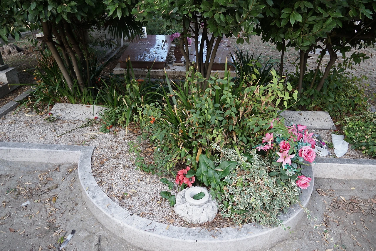 파운드와 러지의 묘소.JPG