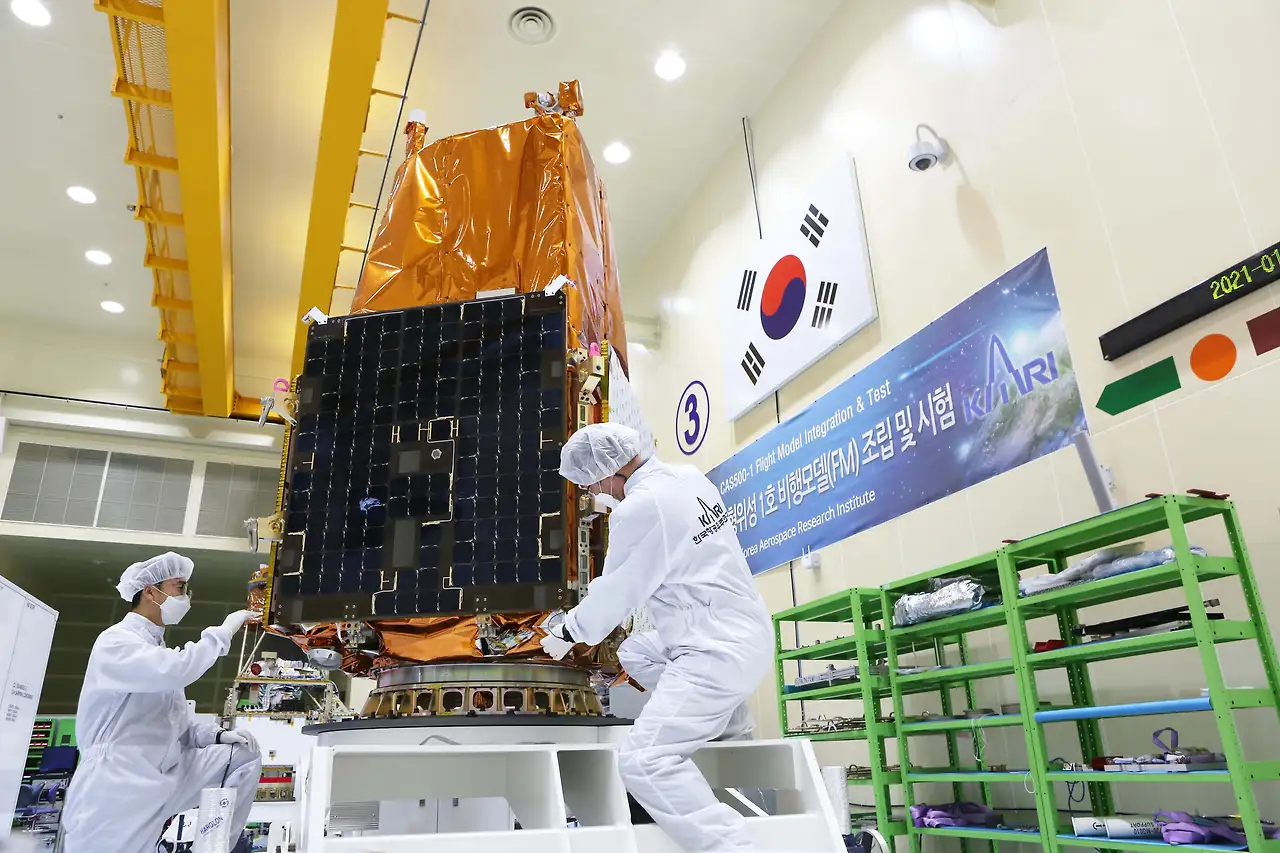 차세대중형위성+1호+점검(출처_한국항공우주연구원)+(2).JPG