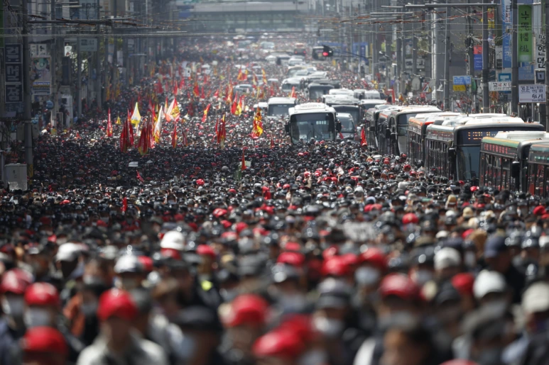 u8897899682_Koreas_massive_labor_dispute_many_people_holding__853160b4-cfc0-.png?type=w773