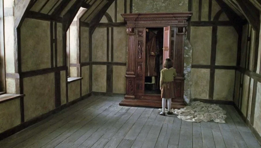 ?src=http%3A%2F%2Fblogfiles.naver.net%2FMjAyMDEyMDVfNzYg%2FMDAxNjA3MDk1MjE1Njk4.fEjGdHl5p7i-BEMbx91Efc8Vg19MTZGkmDWhmmQkpgsg.WsXTjaq5Nh16Ynom6C6sjiJR8tsap5qjtISNfBwkM3Yg.JPEG.aboveink%2Fnarnia-wadrobe-immigrants-1024x580.jpg&type=sc960_832