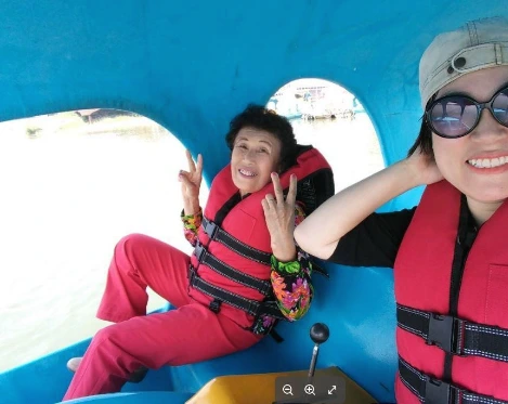 엄마의 브이.JPG