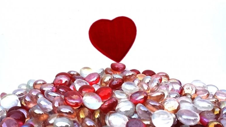 mothers-day-mom-mother-may-heart-red-crystal.jpg?type=w773
