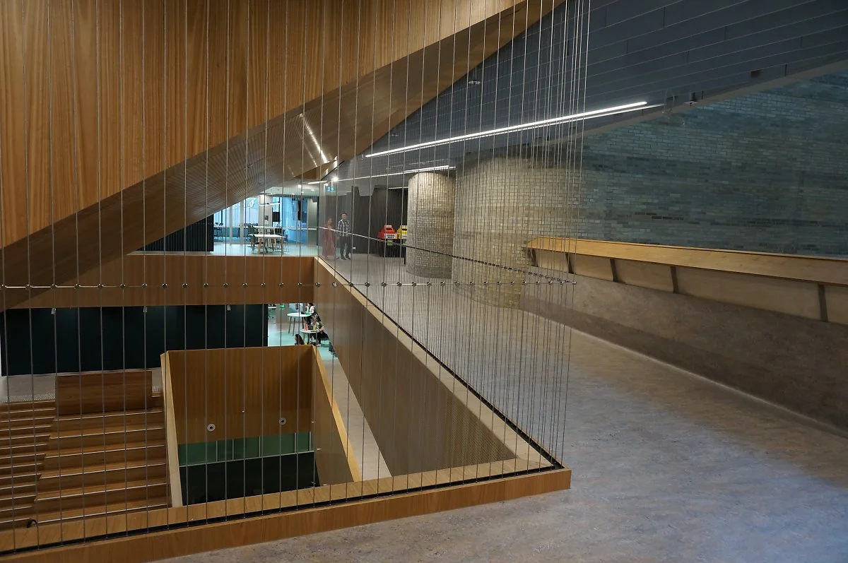 %EB%B3%B4%EC%9D%B4%EB%93%9C%EB%90%9C_%EA%B3%B5%EA%B0%84%EC%9D%80_%EB%82%9C%EA%B0%84%EB%8C%80%EC%8B%A0_%EC%99%80%EC%9D%B4%EC%96%B4%EB%A5%BC_%EC%84%A4%EC%B9%98%2C_%EA%B0%9C%EB%B0%A9%EB%90%9C_%EB%B6%84%EC%9C%84%EA%B8%B0%EB%A1%9C_%EB%94%94%EC%9E%90.JPG?type=w1200