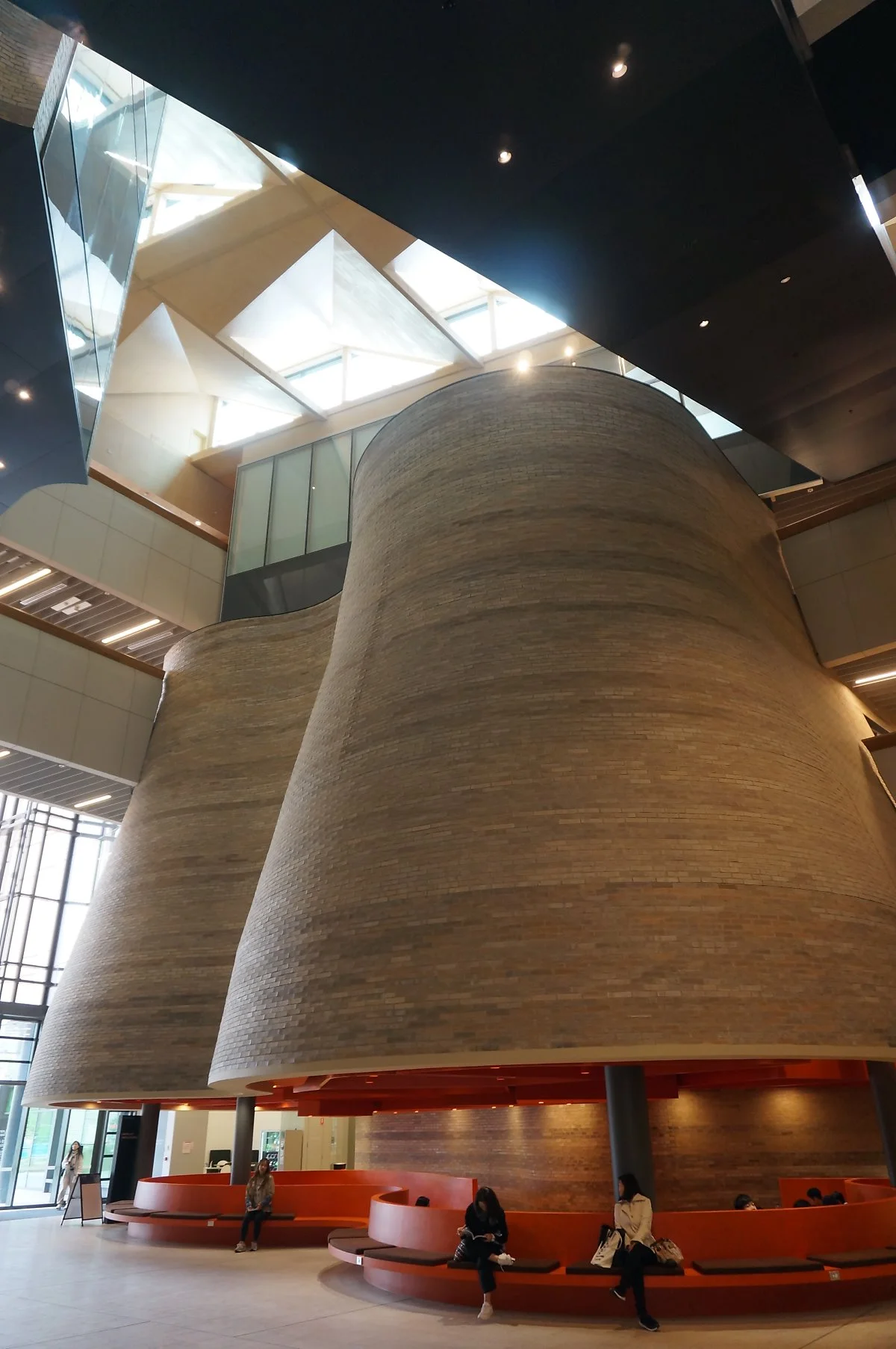 %ED%98%B8%EB%A6%AC%EB%B3%91_%EB%AA%A8%EC%96%91%EC%9D%98_%EC%98%A4%EB%B8%8C%EC%A0%9C_%ED%98%95_%EA%B3%B5%EA%B0%84%EC%9D%80_%EC%8B%A4%EB%82%B4%EA%B3%B5%EA%B0%84%EC%9D%98_%EB%9E%9C%EB%93%9C%EB%A7%88%ED%81%AC%EC%9D%B8_%EB%8F%99%EC%8B%9C%EC%97%90_1%EC%B8%B5.JPG?type=w1200