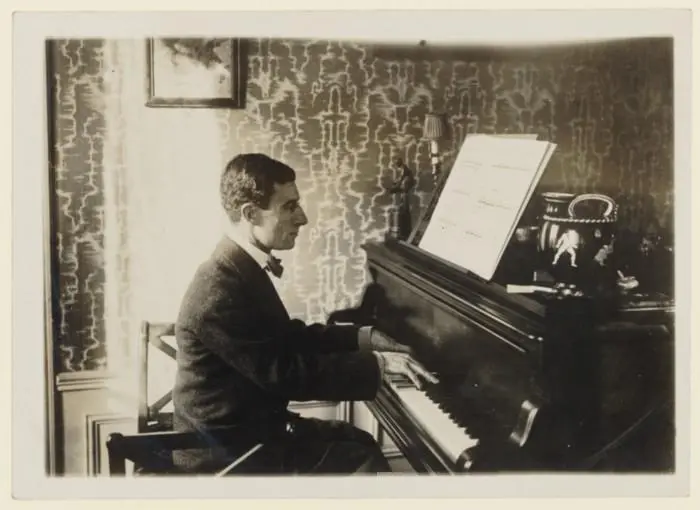 Maurice_Ravel_au_piano_1912_%282%29.jpg?20110708160531