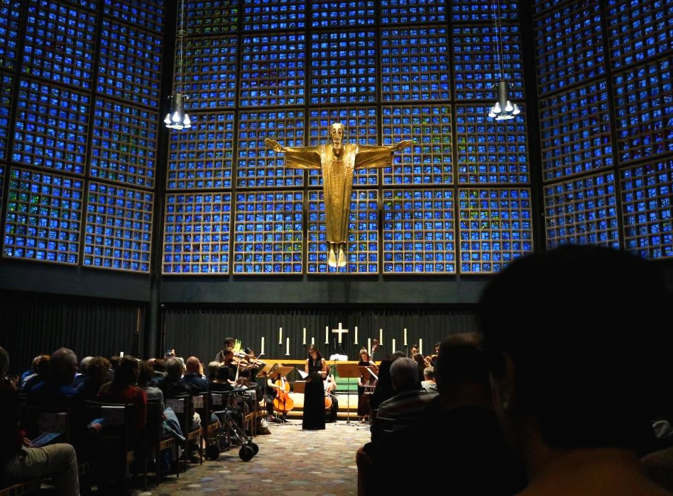 사진3 소프라노 사라 구지(Sara Gouzy)의 독창 모습.JPG