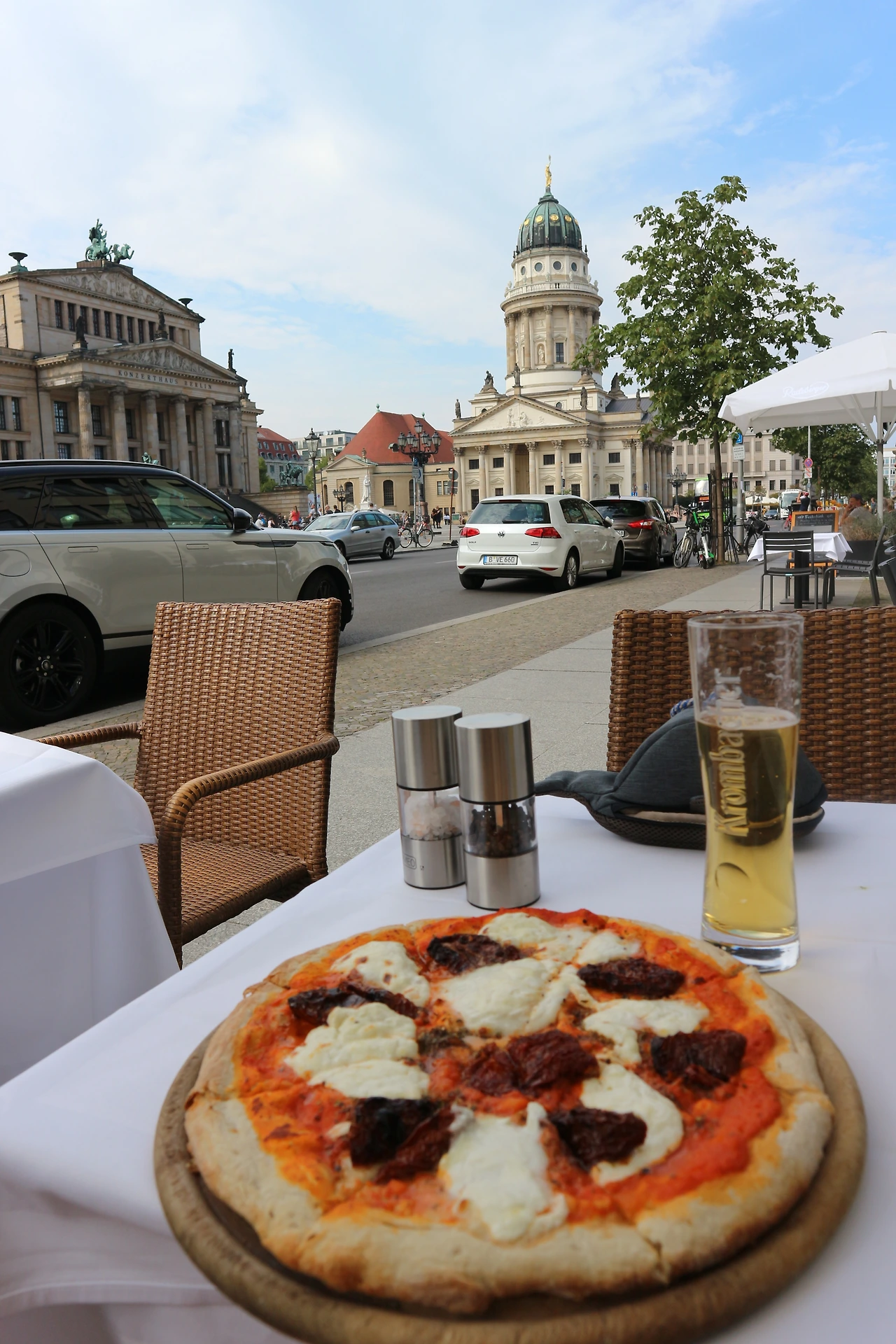 콘체르트 하우스와 프렌치 돔을 바라보며 피자를 먹었다 1.JPG