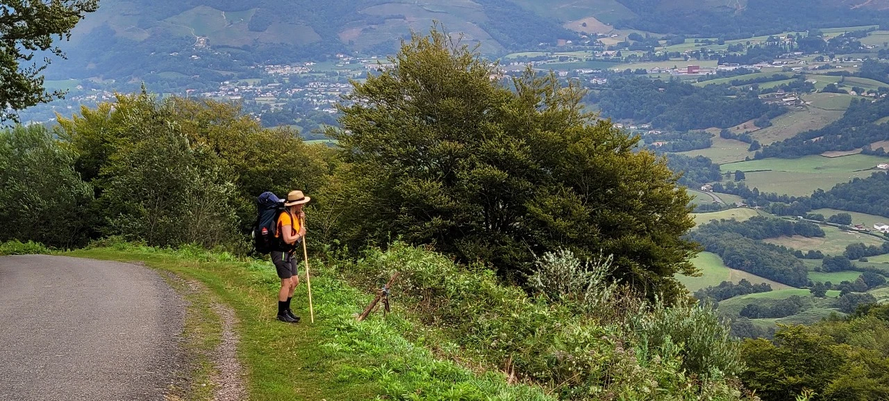 피레네 카미노 전경 내려다보는 순례객.jpeg