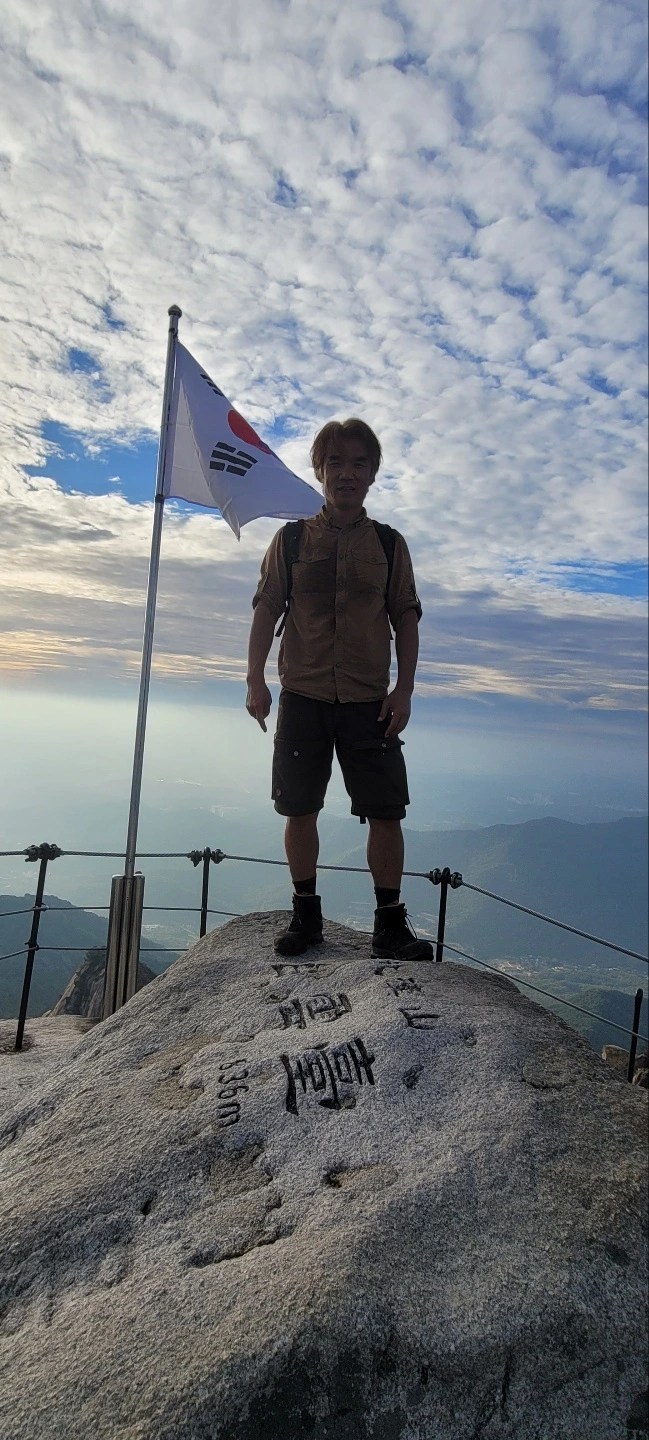 백운대 정상에 선 철현.jpeg