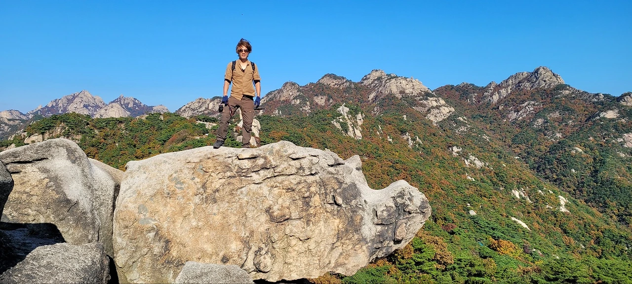 비봉 정상 코뿔소 바위 위에서.jpeg